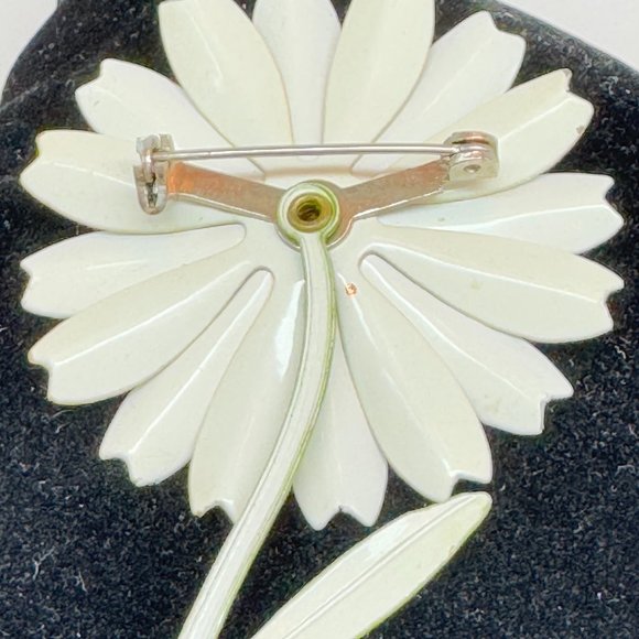 Vintage Enamel on Metal Flower Brooch Pin White and Beige Floral Spring Costume - Picture 3 of 4